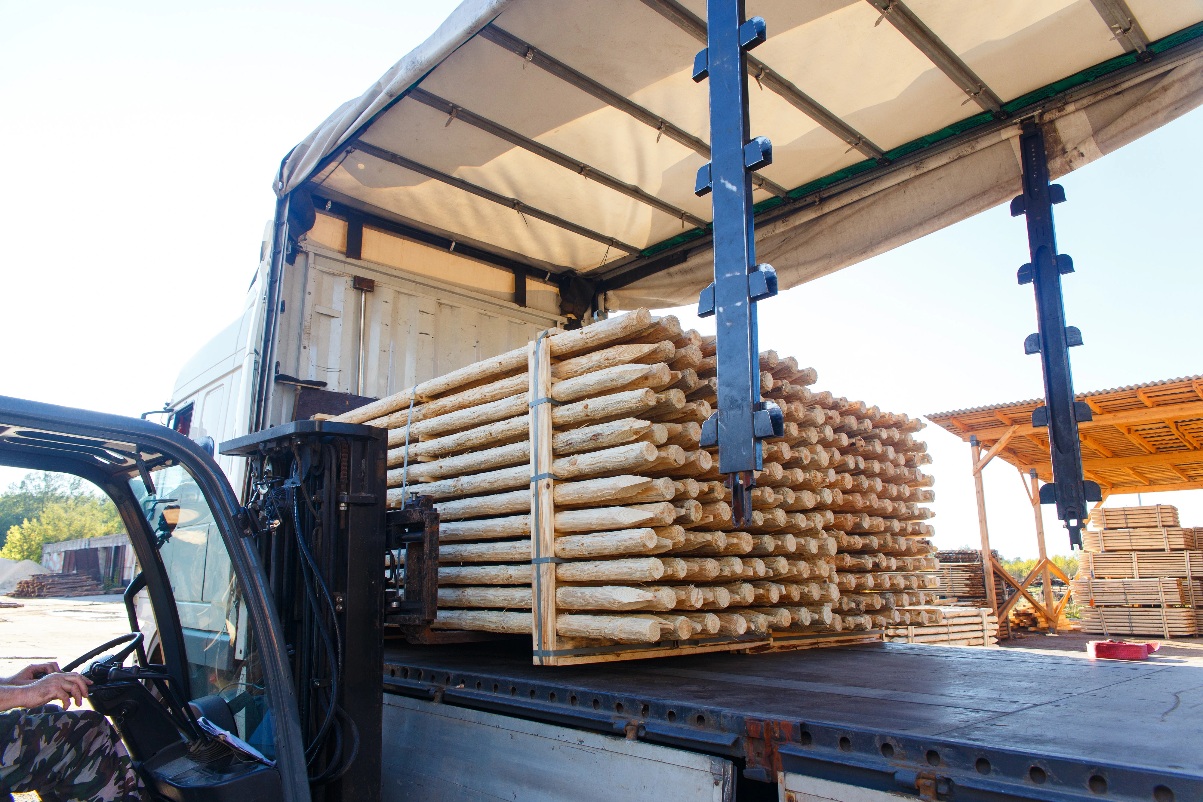 Logística y transporte de postes de madera impregnada
